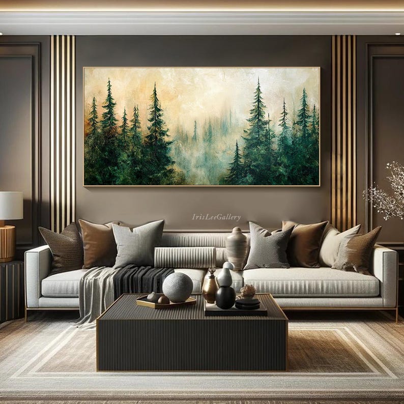 Puede incluir: Una gran pintura abstracta de una escena de bosque con &aacute;rboles verdes y un fondo brumoso. La pintura est&aacute; colgada en una pared de una sala de estar con un sof&aacute; blanco y una mesa de caf&eacute;.
