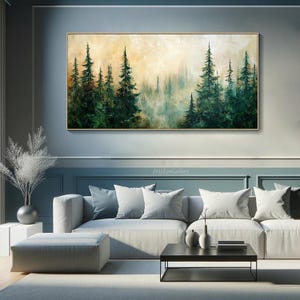 Puede incluir: Una pintura que representa una escena de bosque con &aacute;rboles altos y verdes y un fondo brumoso. La pintura est&aacute; enmarcada en un marco dorado y cuelga de una pared azul.
