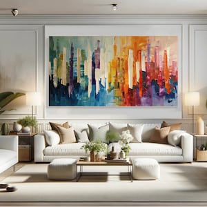 Puede incluir: Pintura abstracta de una ciudad con l&iacute;neas verticales de colores en tonos azules, morados, amarillos, naranjas y rojos. La pintura se exhibe en una pared blanca sobre un sof&aacute; blanco con almohadas y plantas.