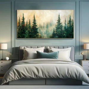 Puede incluir: Una pintura que representa una escena de bosque con &aacute;rboles altos y verdes y un fondo brumoso. La pintura est&aacute; enmarcada y colgada en una pared sobre una cama con ropa de cama blanca.