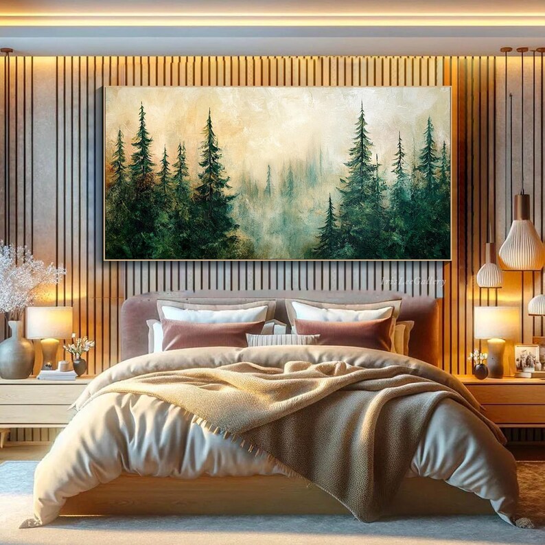 Puede incluir: Una pintura que representa una escena de bosque con &aacute;rboles altos y verdes y un fondo brumoso. La pintura est&aacute; colgada en una pared sobre una cama con una manta beige y almohadas.