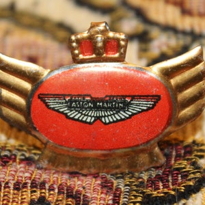 Vintage Aston Martin-embleemspeld jaren 1950 - klassieke Britse automobielelegantie