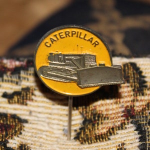 vintage caterpillar pin badge 1960&#39;s - loader bulldozer industrial machinery