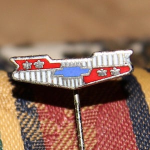 Chevrolet chevy car pin - original 1960&#39;s automotvieadvertising badge