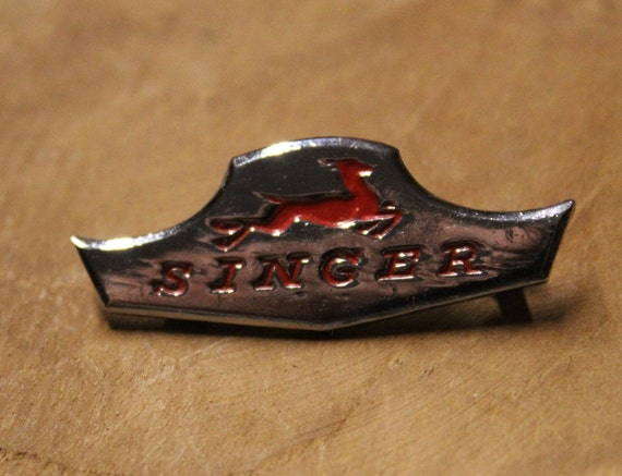 Vintage Singer bedrijfsbadge - naaimachine reclame speld broche CA 1950