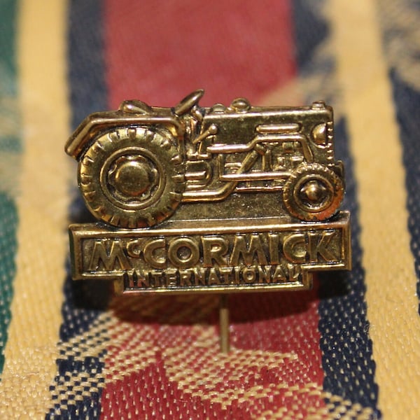 1950's mccormick deering tractor pin - international harvester IHC advertising badge