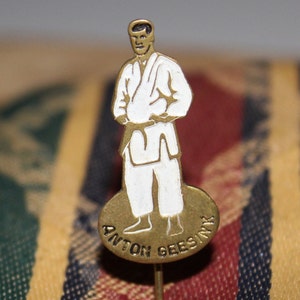 Judo sport pin - vintage 1960&#39;s martial arts badge