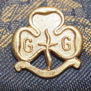 Vintage scouting badge - girl guide trefoil promise brooch 1960's
