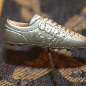 Vintage Quick Fußballschuh-Werbenadel aus den 1960er Jahren