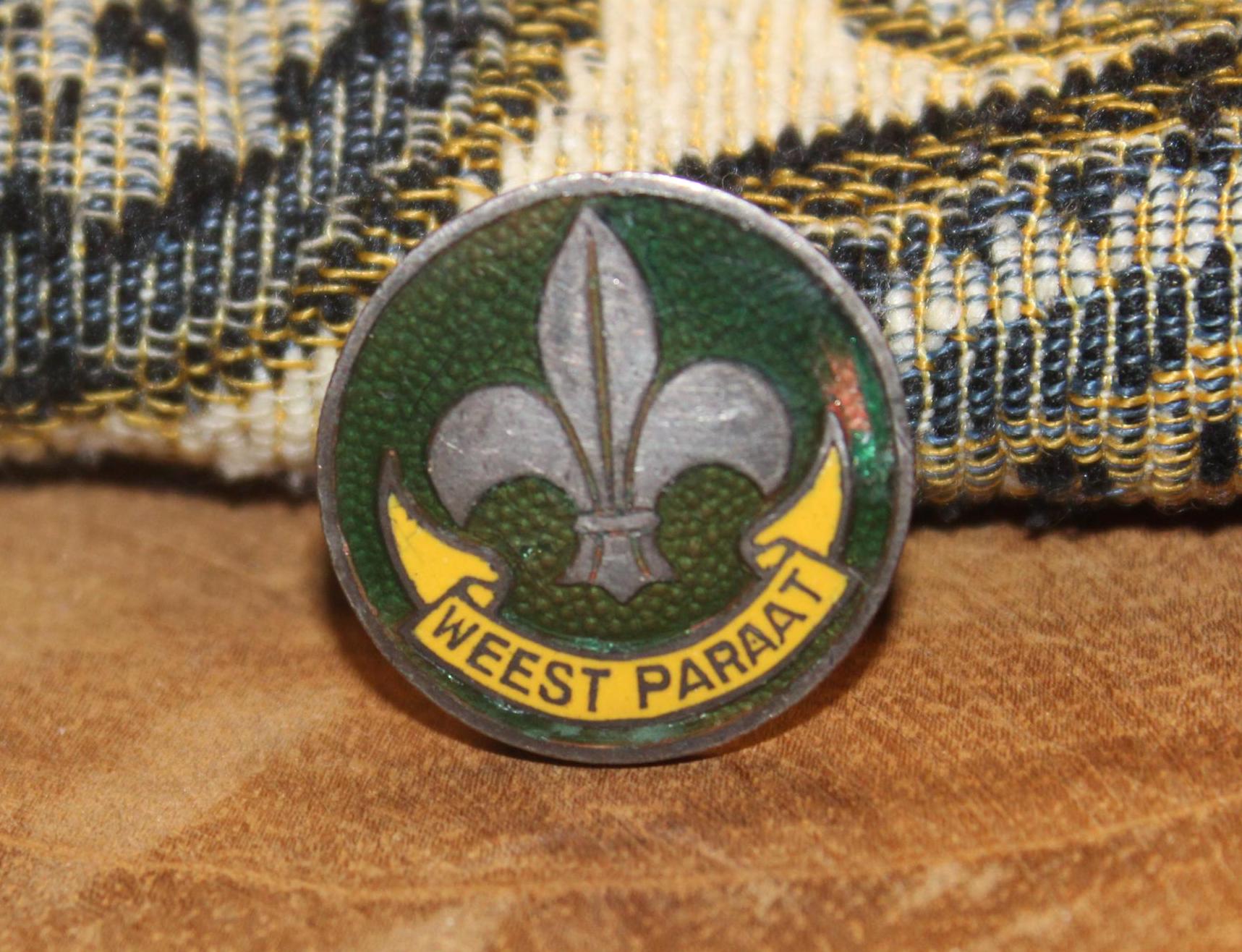 Vintage scouting buttonhole badge - enamel wees paraat scout pin 1960's