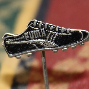 Puma sneaker pin uit de jaren 60 - vintage sportkleding reclamepin