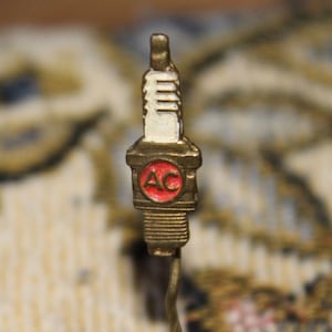 Albert Champion AC spark plug pin - auto parts badge 1960&#39;s