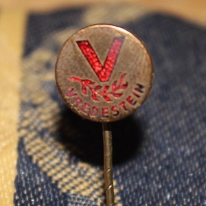 Vredestijn tires enamel pin - vintage car parts adverrtising badge 1950&#39;s