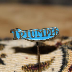 Pin de motocicleta vintage Triumph azul - insignia publicitaria de la compañía Triumph Motor Company CA 1960