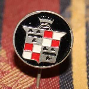 Emblema com logotipo da Cadillac - automóvel vintage / carro clássico americano / década de 1960