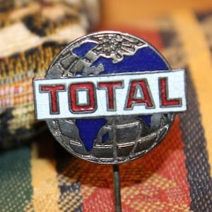 Vintage speld Total Oil Petrol Company - promotiebadge met wereldbollogo, jaren 60