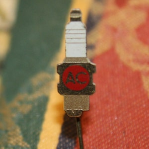 Albert Champion AC spark plug tin pin - auto parts badge 1960&#39;s