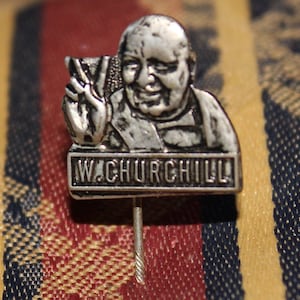Sir Winston Churchill Peace-Zeichen Pin - Vintage britische Politkern 1950er Jahre