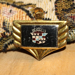 1950&#39;s Cadillac Auto Abzeichen - vintage amerikanisches pin Emblem