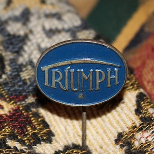 Insignia de pin de motocicleta Triumph vintage - empresa de motores Triumph - mancave de motocicletas automotrices