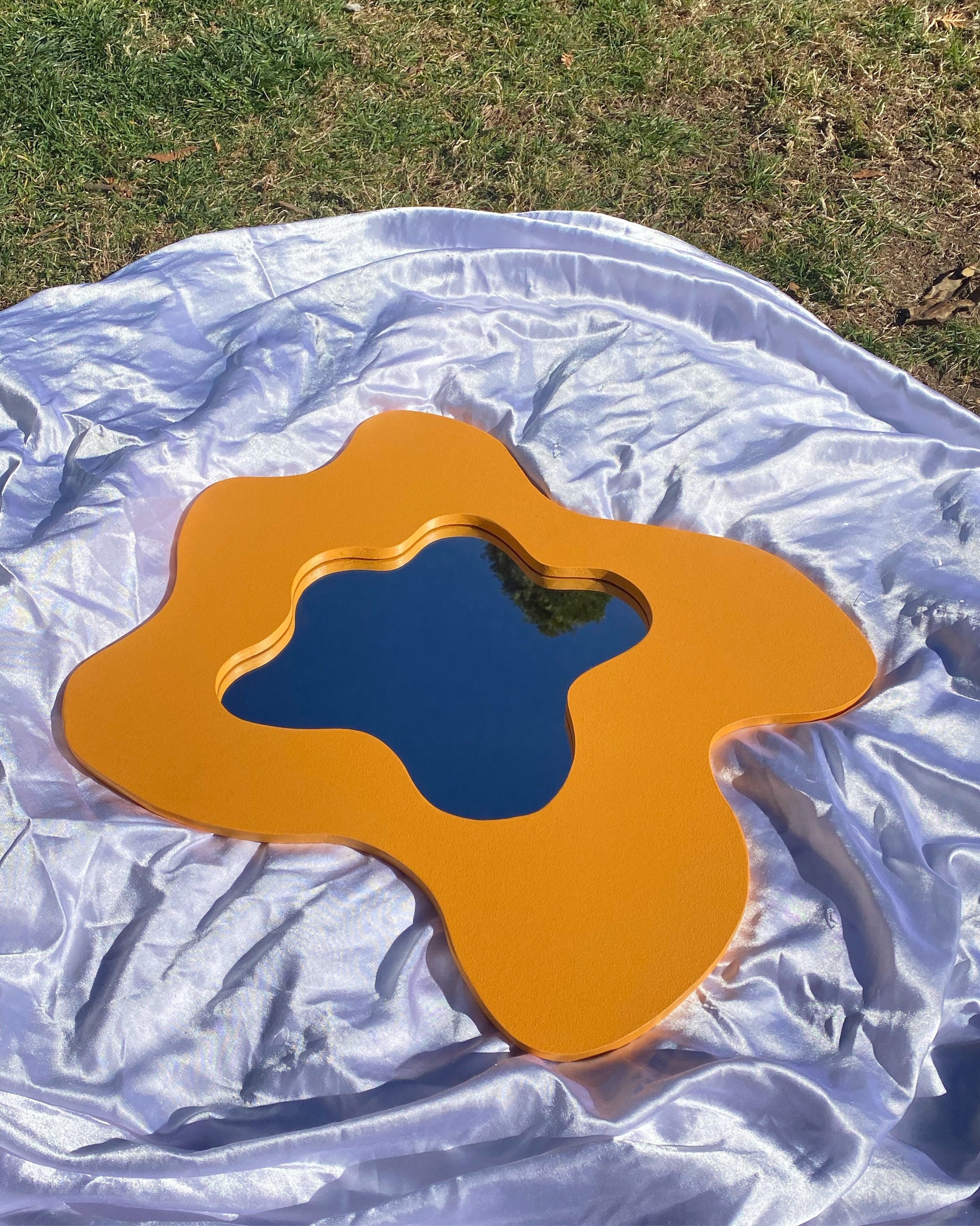 Miroir Incurvé Fait à La Main avec Support Mural