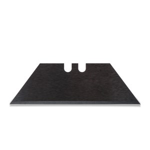 Op de afbeelding: Een zwart metalen scheermesje met twee kleine gaatjes in het midden.