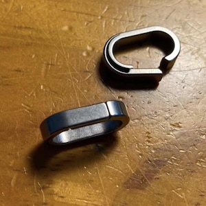 NexLand Kapa Clip Nano-storlek Tillverkad av titan med polerad finish