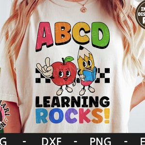 ABCD Learning Rocks svg, Regreso a la escuela svg, Apreciación del maestro, Camisa retro del maestro, archivos dxf, png, eps, svg para cricut