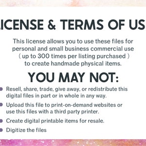 Pode incluir: Um fundo rosa e branco com texto preto que descreve os termos de uso para arquivos digitais. O texto estabelece que a licen&ccedil;a permite o uso pessoal e comercial para pequenas empresas at&eacute; 300 vezes por lista comprada para criar itens f&iacute;sicos feitos &agrave; m&atilde;o. O texto tamb&eacute;m estabelece que os arquivos n&atilde;o podem ser revendidos, compartilhados, trocados, dados, redistribu&iacute;dos, carregados em sites de impress&atilde;o sob demanda, usados com uma impressora de terceiros, criados em itens imprim&iacute;veis digitais para revenda ou digitalizados.