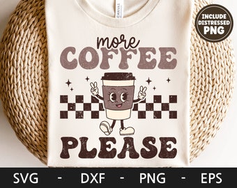 Puede incluir: Una camiseta blanca con un gráfico marrón desgastado que dice "More Coffee Please" con una taza de café de dibujos animados sosteniendo un signo de paz. La taza de café tiene una tapa marrón y una franja marrón alrededor de la taza. La taza de café tiene una cara con dos ojos, una sonrisa y una nariz roja. La taza de café está de pie sobre una plataforma a cuadros en blanco y negro. La camiseta tiene un aspecto desgastado y es perfecta para los amantes del café.