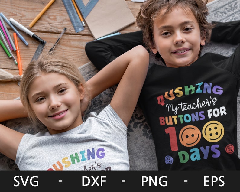 Pode incluir: Duas crian&ccedil;as vestindo camisas com o texto "Pushing My Teacher's Buttons For 100 Days" em cores do arco-&iacute;ris. A camisa da menina &eacute; cinza claro e a camisa do menino &eacute; preta.