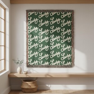 Könnte beinhalten: Ein Set aus drei Keramikbechern mit gesprenkelter, matter Oberfläche. Jeder Becher hat eine andere Farbe: hellblau, cremefarben und grau. Die Becher haben ein schlichtes, modernes Design mit runder Form und Henkel.