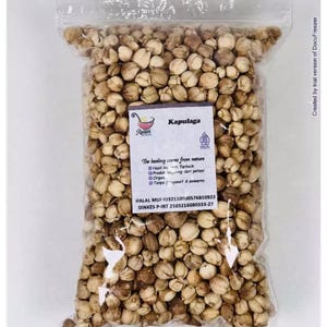 Puede incluir: Una bolsa de plástico transparente llena de Kapulaga, una especia. La bolsa tiene una etiqueta blanca con texto en indonesio. El Kapulaga es de color marrón claro y llena la bolsa. La etiqueta incluye el texto "The healing comes from nature".
