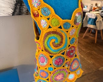 Top corto estilo hippie con retazos y espirales de crochet