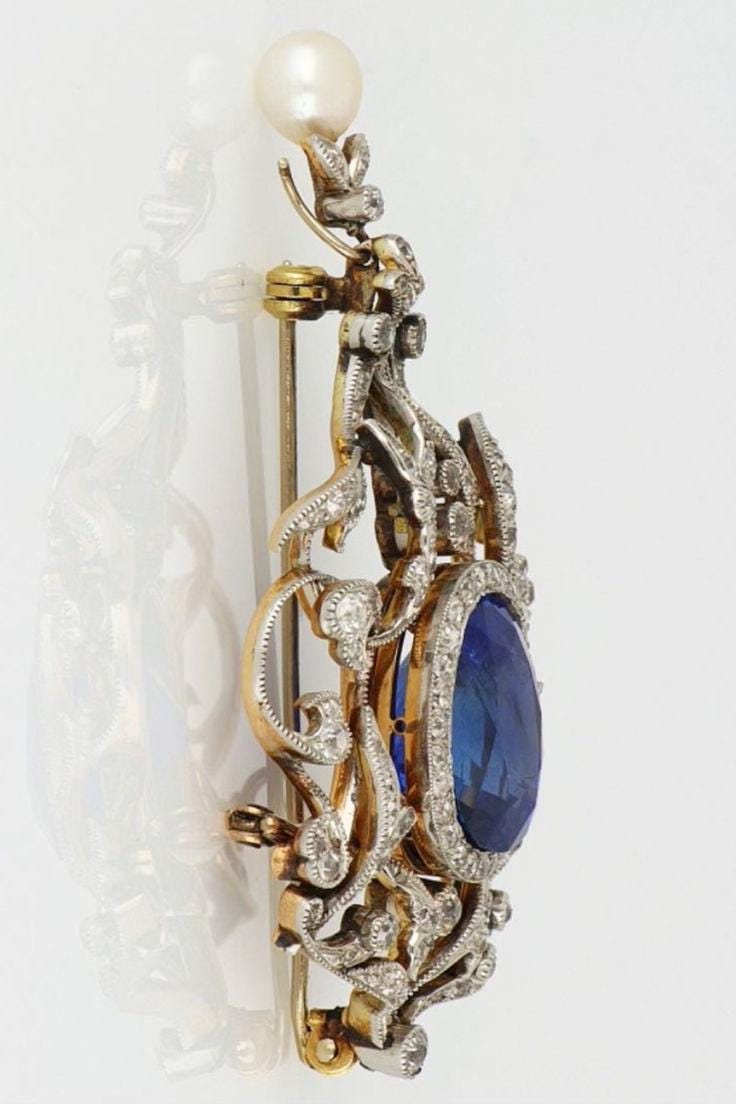 絶妙なアンティークサファイアブローチ。時代を超えた優雅さを極めた