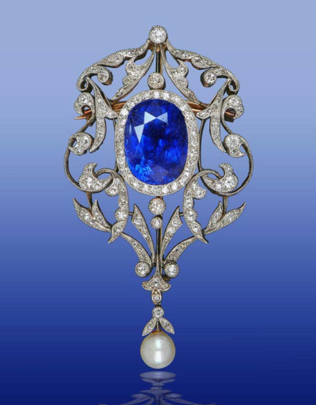 絶妙なアンティークサファイアブローチ。時代を超えた優雅さを極めた