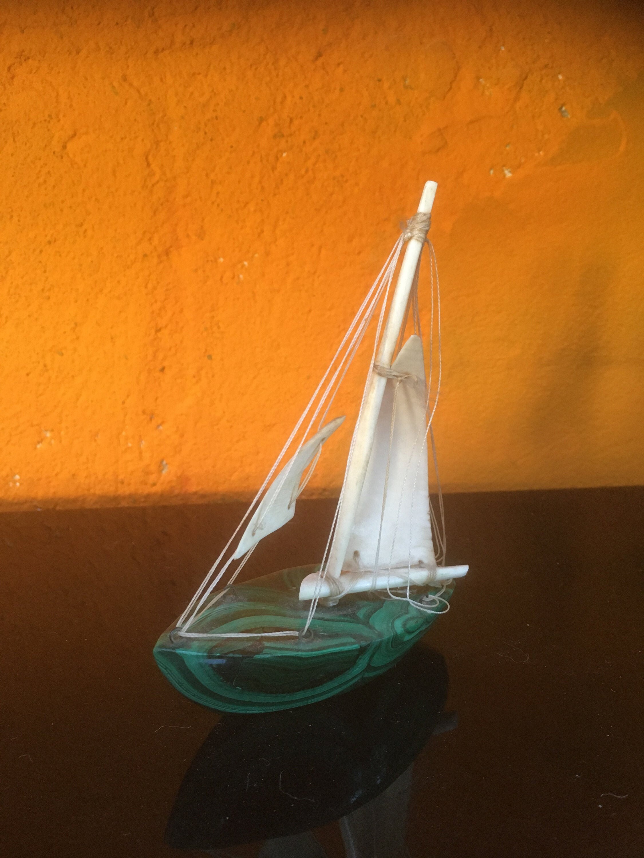 Voilier. Malachite Poli Vert et Os Sculpté.