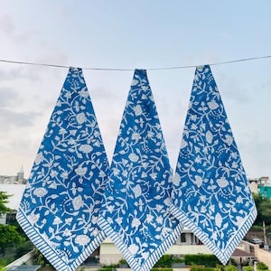 Guardanapos de algodão com estampa floral azul e blocos de madeira: decoração de casamento indiano