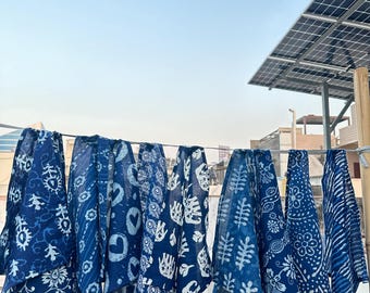 Puede incluir: Una colección de siete cuadrados de tela azul y blanco con patrones colgados de un tendedero. Los cuadrados de tela tienen diferentes diseños, incluyendo patrones florales, geométricos y abstractos.