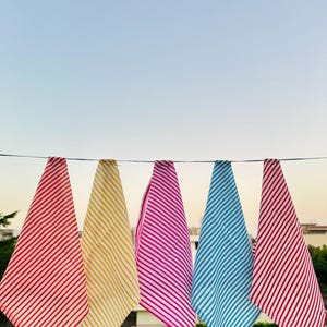 さまざまな色のストライプ柄ナプキン、ポップなカラーのコットンナプキン：明るいトリム、楽しいテーブルデコレーション