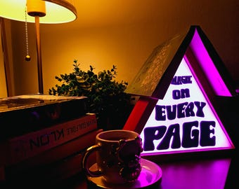 Op maat gemaakte driehoekige boekenhoeklamp – gepersonaliseerd led-plankdecor