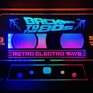 Synthwave - BACK TO THE 80s - Retro Electro Wave Tonband Light-Up Art | Dekorative Schreibtisch und Wand Led Lampe mit Neonfarben - Mixtape