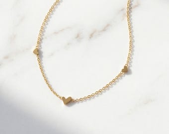 Necklace with three hearts: Gold-plated chain with three small, delicate hearts