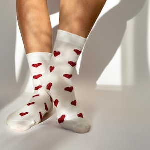 Socken „Soulmate“: Weiße Socken mit roten Herzen