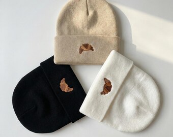 Beanie "Croissant": Embroidered hat with croissant motif
