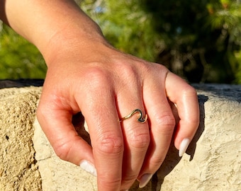 "Wave" ring: Minimalist ring with a wave shape