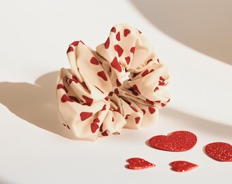 Scrunchie with heart pattern: Red and white hair tie with hearts