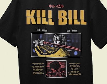 Könnte beinhalten: Ein schwarzes T-Shirt mit dem Text KILL BILL in großen gelben Buchstaben und japanischen Schriftzeichen darüber. Darunter zeigt eine rechteckige Grafik eine Person mit einem roten Schwert, flankiert von CASA ROMANO und Filmzitaten.