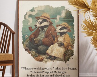 Könnte beinhalten: Gerahmter Kunstdruck mit einer skurrilen Illustration von zwei Dachsen in Vintage-Kleidung, die Pfeife rauchen und picknicken. Der Text lautet: „Was machen wir heute?“ „Das Übliche.“ Also qualmten sie den ganzen Tag.