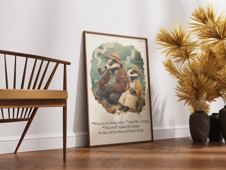 Puede incluir: Una impresi&oacute;n art&iacute;stica enmarcada con una ilustraci&oacute;n de dos tejones de estilo vintage. El tej&oacute;n de la izquierda lleva sombrero y fuma en pipa. El texto en la parte inferior dice: "&iquest;Qu&eacute; hacemos hoy?" y "Lo habitual".